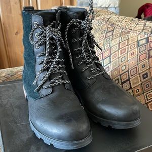 Sorel Emilie short lace black boots